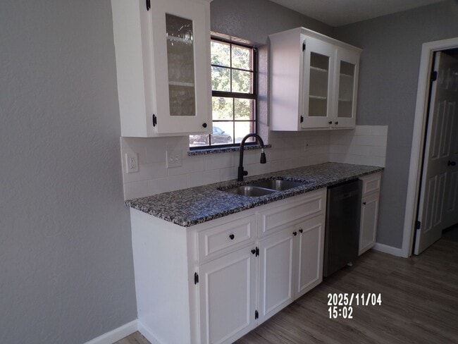 Building Photo - Fresh Paint!!, New Flooring and Granite Counter Tops!!!