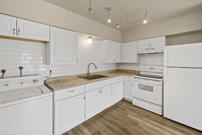 Building Photo - 404 Sunny Ln