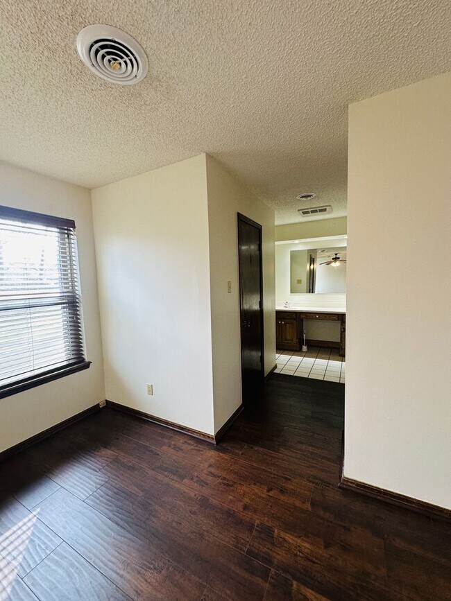 Building Photo - 3406 Erin Oaks St