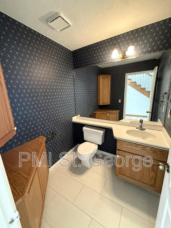 Building Photo - 2506 W Grandview Dr