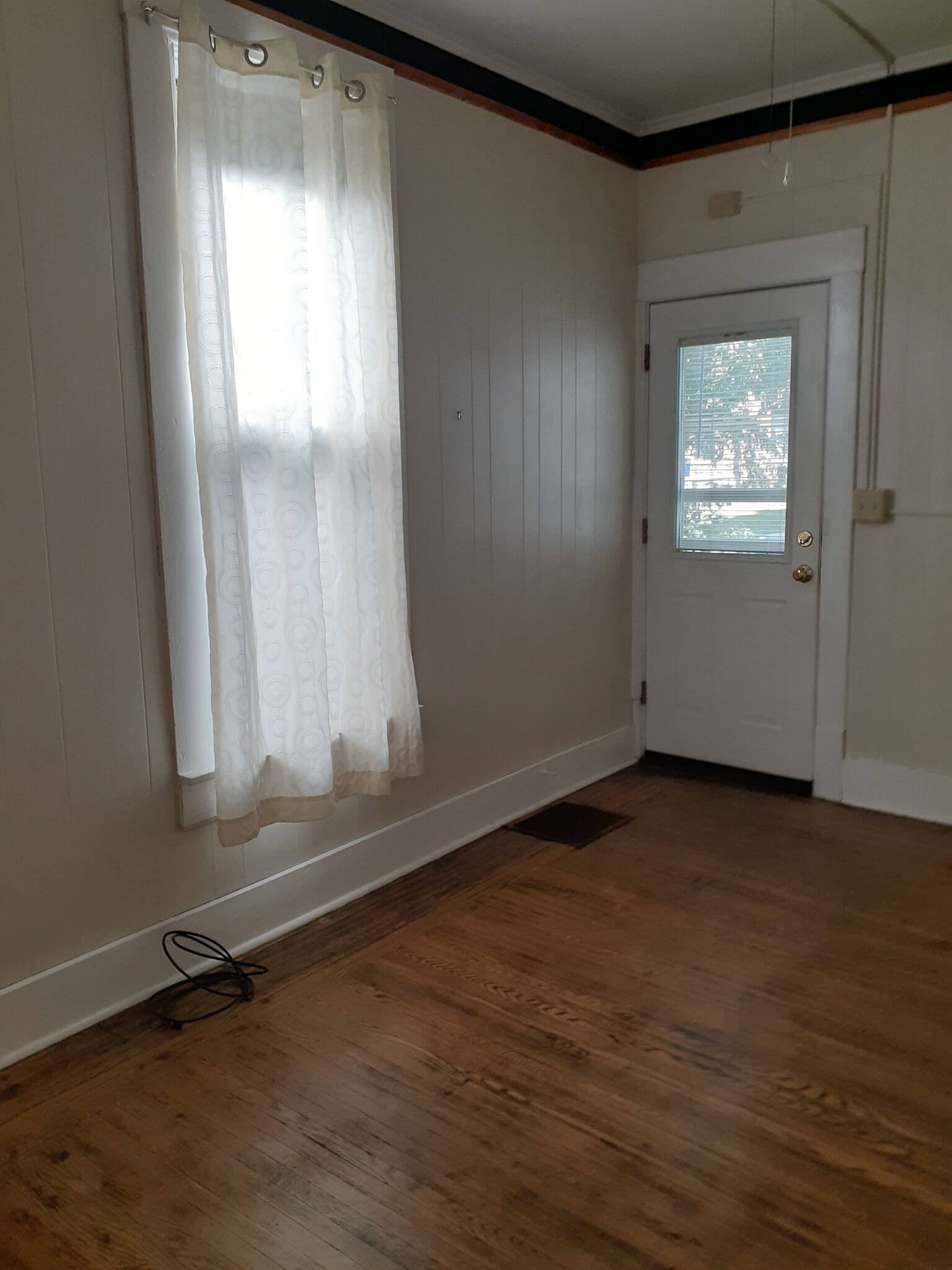 Living room/bedroom 12 x 10 - 505 8th Ave SE