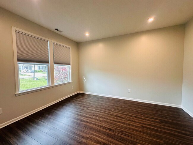 Building Photo - Contemporary Comfort Meets Convenience in Mt. Washington