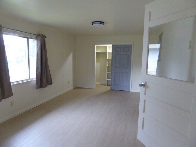 Building Photo - 3400 E Locust St