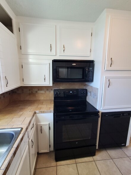 Building Photo - 4805 Lawndale Ave