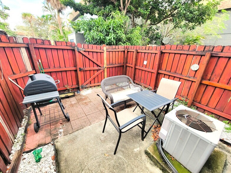 Building Photo - 4617 NW 9th Dr