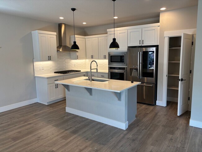 Building Photo - Home on Bend's Westside!