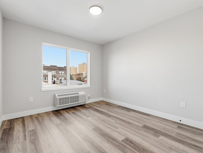 Building Photo - 304 61st St