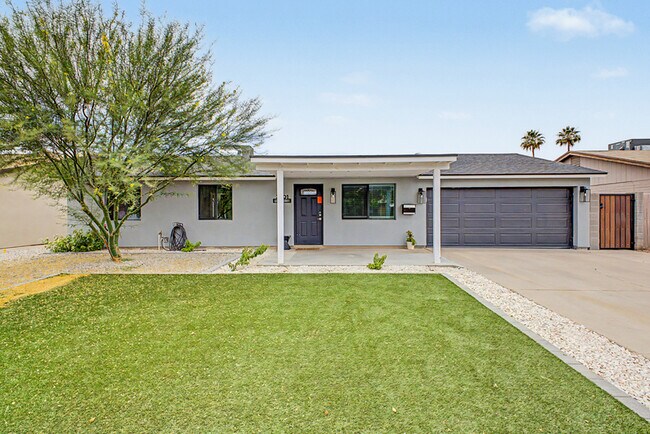 Building Photo - 3701 E Ludlow Dr