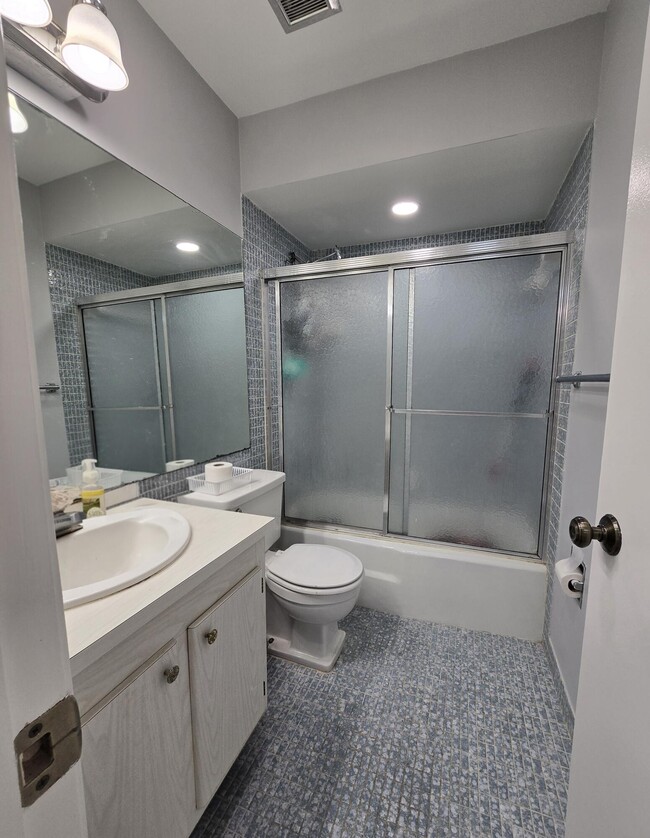 Building Photo - 2461 SW 82nd Ave
