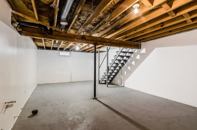 Building Photo - 2566 Sandbury Blvd