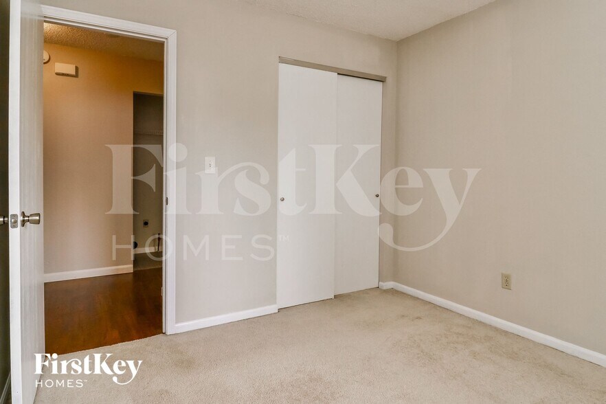 Building Photo - 3114 5 Oaks Dr