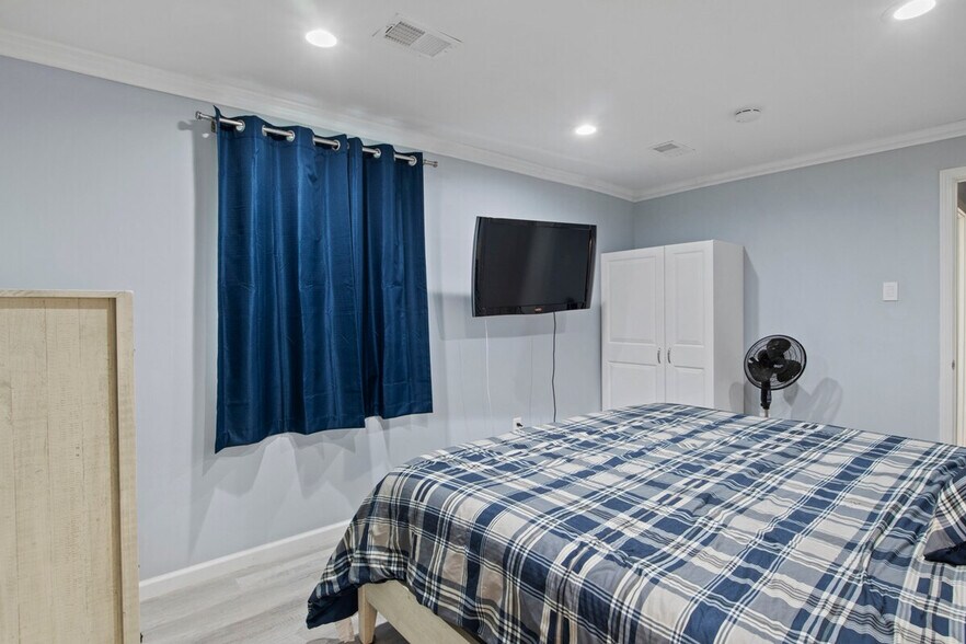 Building Photo - 229 S Peters Rd