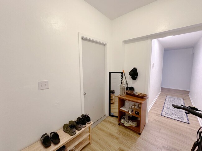 Building Photo - Beautiful, Renovated 4 Bedroom, 2 Bathroom House in the Fifth Avenue Neighborhood