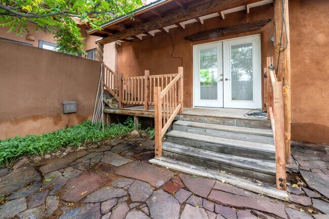 Building Photo - Sunlit One-Bedroom Gem