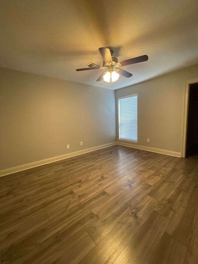 Building Photo - 2 bedroom, 2 bathroom, 2 Car Covered Carport, Stainless Refrigerator, stove, dishwasher, Washer a...