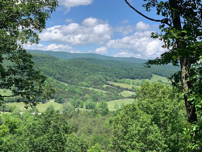 Building Photo - Large home with gorgeous views!