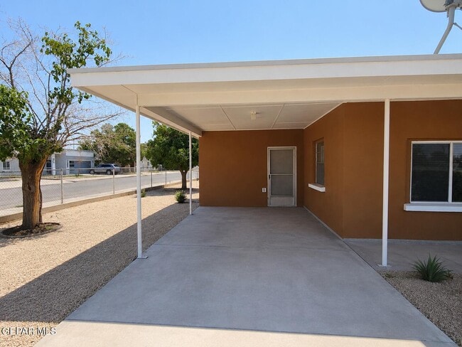 Building Photo - 323 Singh St