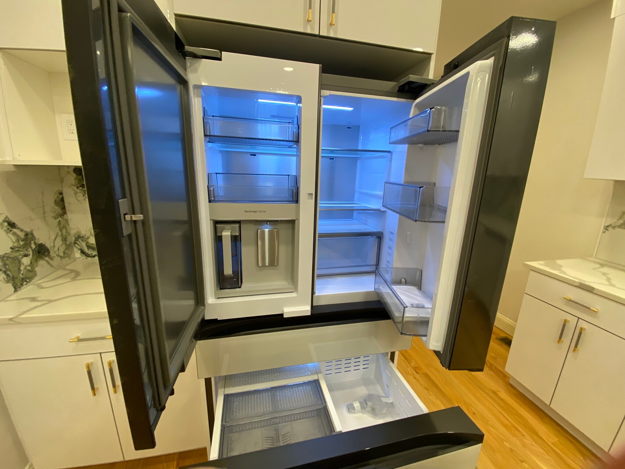 Refrigerator with water filter and ice maker - 585 Highland Ave