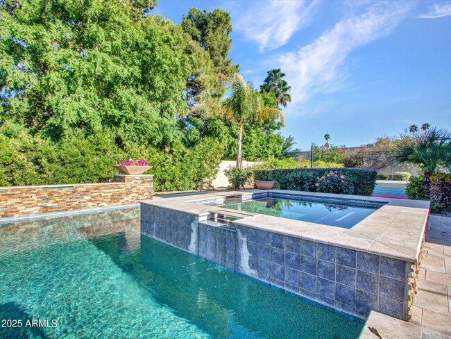 Building Photo - 6031 E Paradise Dr