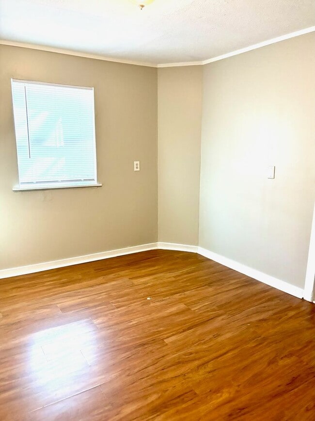 Building Photo - Spacious 4 bedroom in Portland-Section 8 A...