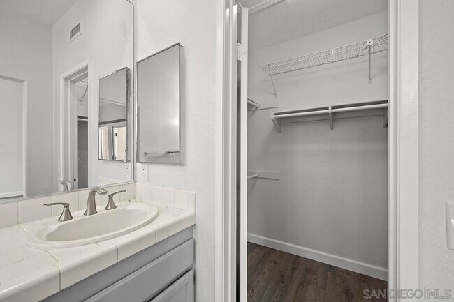 Building Photo - 7274 Shoreline Dr