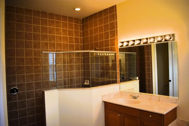 Building Photo - 895 SW Grand Reserves Blvd