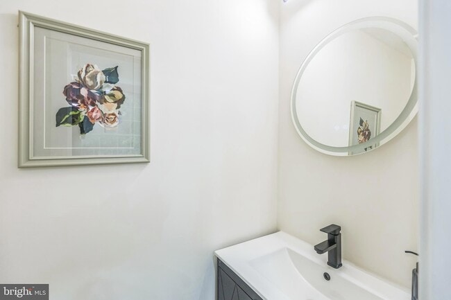 Building Photo - 1129 8th St NE