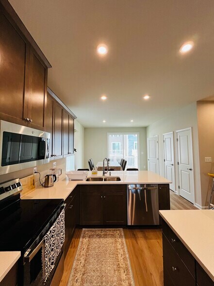 Building Photo - 4944 Dunhaven Dr