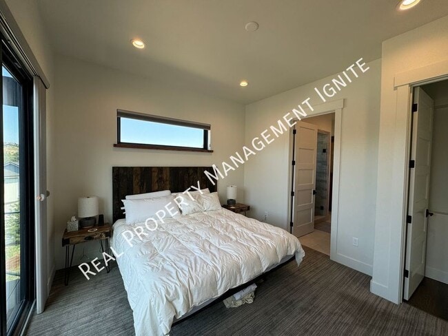 Building Photo - 61145 SW Beverly Wy