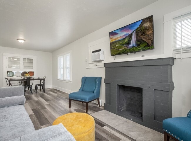 Building Photo - Cozy 2 bedroom cottage in Tower District