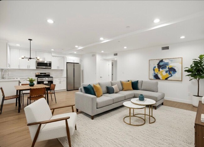 Building Photo - 4232 Rosewood Ave