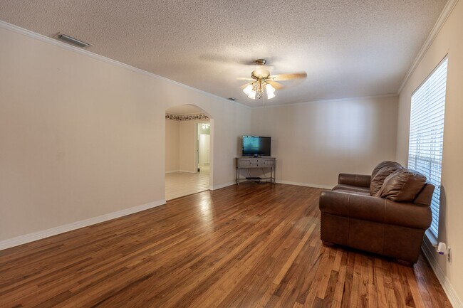 Building Photo - ONE FREE MONTH ON 13 MONTH LEASE!Charming ...