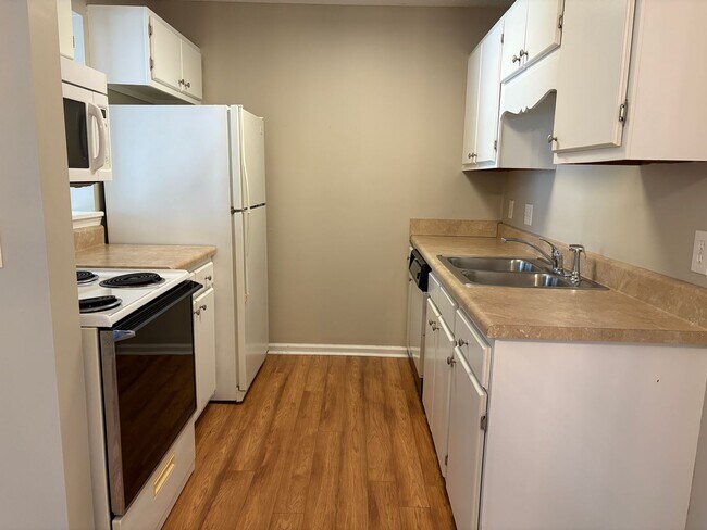 Building Photo - 2 Bedroom,1 Bathroom Condo in Greensboro!