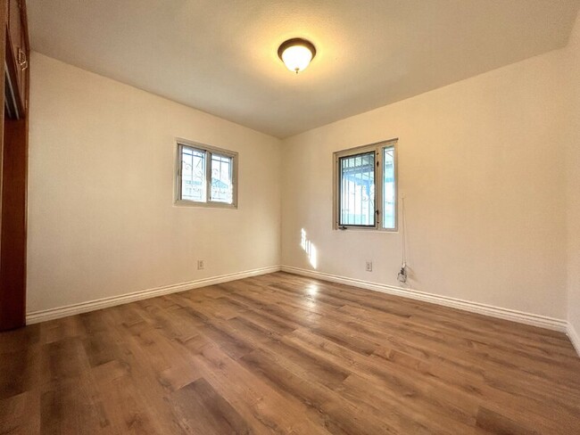 Building Photo - 439 W Buckthorn St