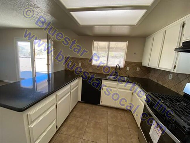 Building Photo - Just Listed in Apple Valley!!!