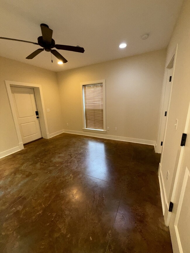 Building Photo - 712 Park Dr