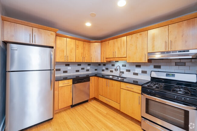 Interior Photo - 1047 W Madison St