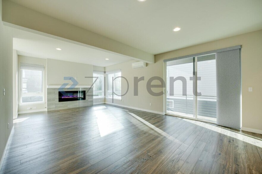 Building Photo - Unit K1