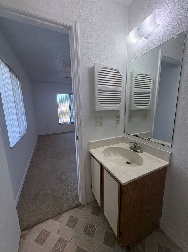Building Photo - 4008 Oakview Dr