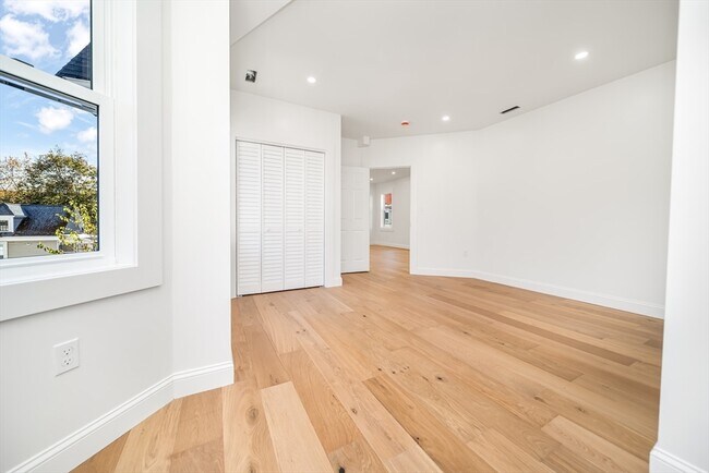 Building Photo - 9-11 Knollin St