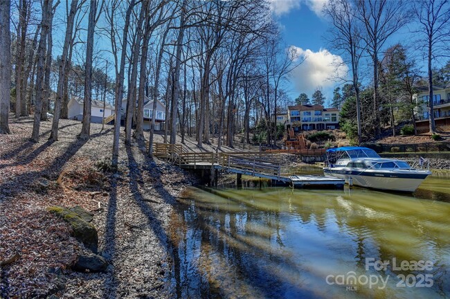 Building Photo - 280 Lakeview Shores Loop