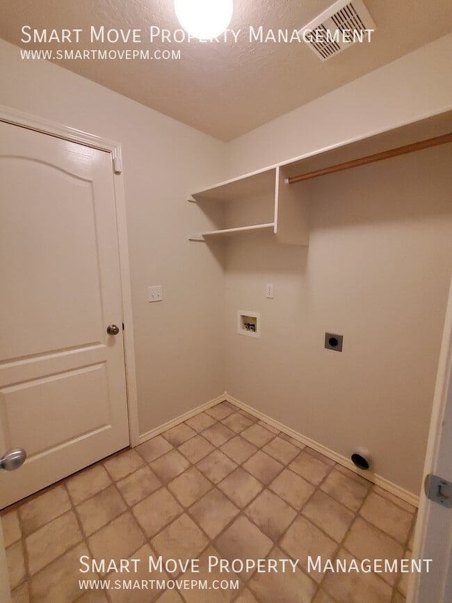 Building Photo - 1427 W Great Basin Dr