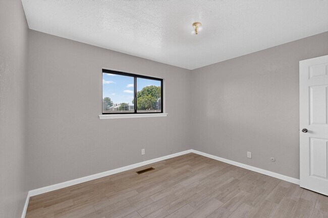 Building Photo - 7101 Cindy Dr NE