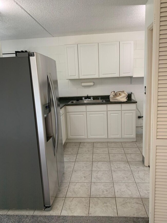 Building Photo - Central location 1 bedroom/1 bathroom with ocean view