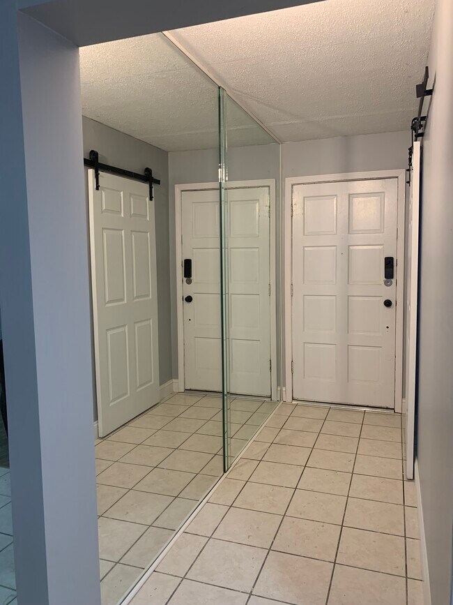 Building Photo - 8530 Madrid Ct