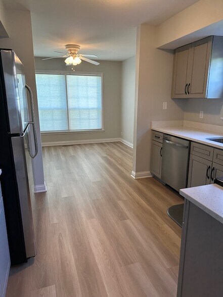 Kitchen and breakfast area - 1455 Eaton Ave