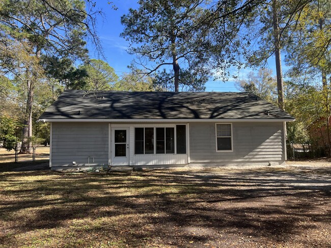 Building Photo - 934 Pineland Ave