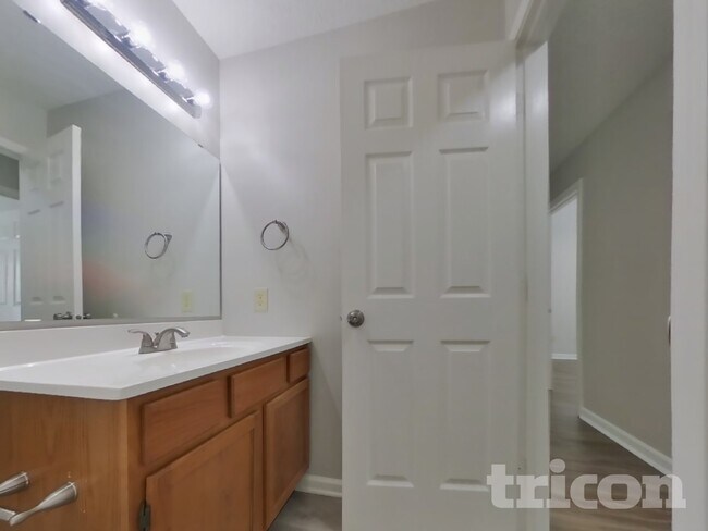 Building Photo - 1039 Central Park Blvd S