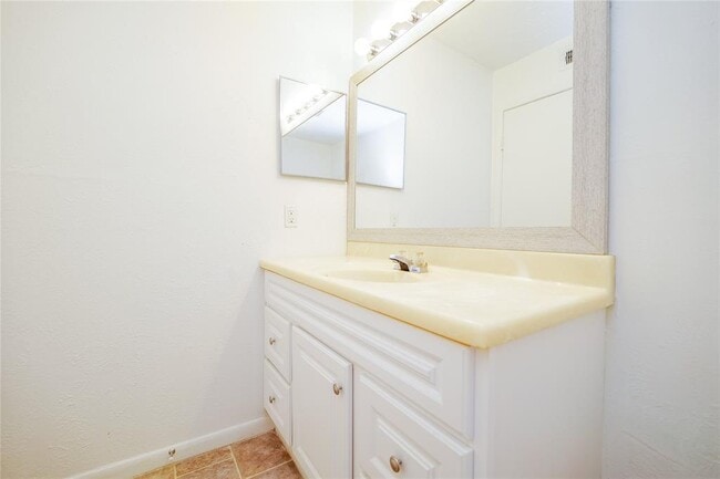 Building Photo - 17401 Red Oak Dr
