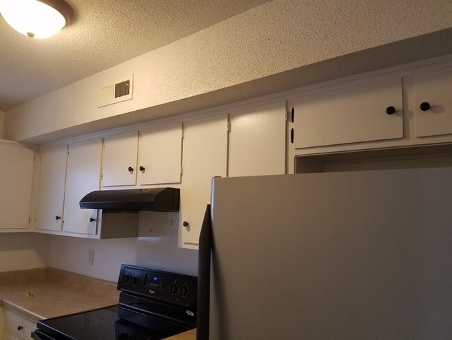 Building Photo - 2 BRM CONDO